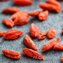 Organische rode goji-bessen oranje fruitvoeding